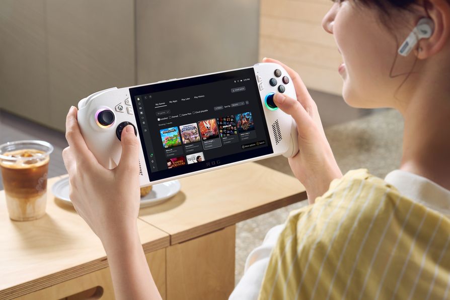 外觀採質感全白配色的ROG Xbox Ally，搭載AMD Ryzen™ Z2 A處理器，效能與續航力強勁。
